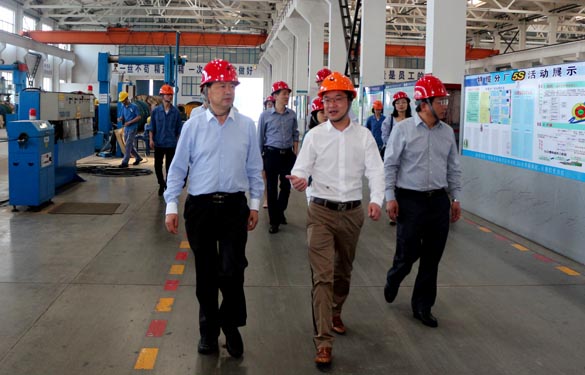 2016年5月6日，江蘇省法制辦主任于愛榮在集團總經理丁志鴻陪同下參觀生產現場