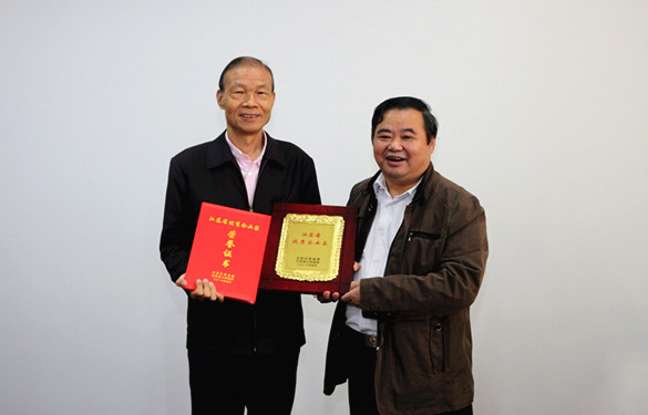 2016年10月12日，常州市經信委副主任潘仁賢一行來上上電纜參觀調研，并為集團董事長丁山華頒發江蘇省優秀企業家獎牌